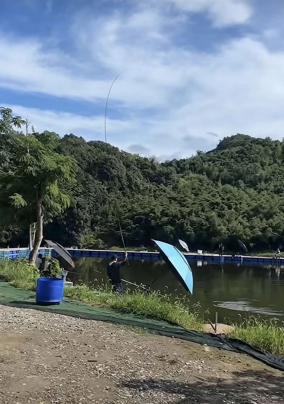 放牛场休闲垂钓园钓场环境