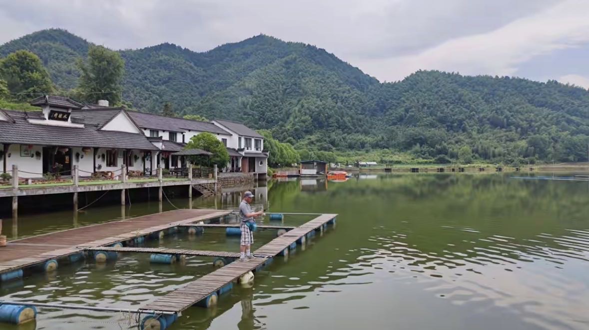 灵境水映山庄钓场环境缩略图