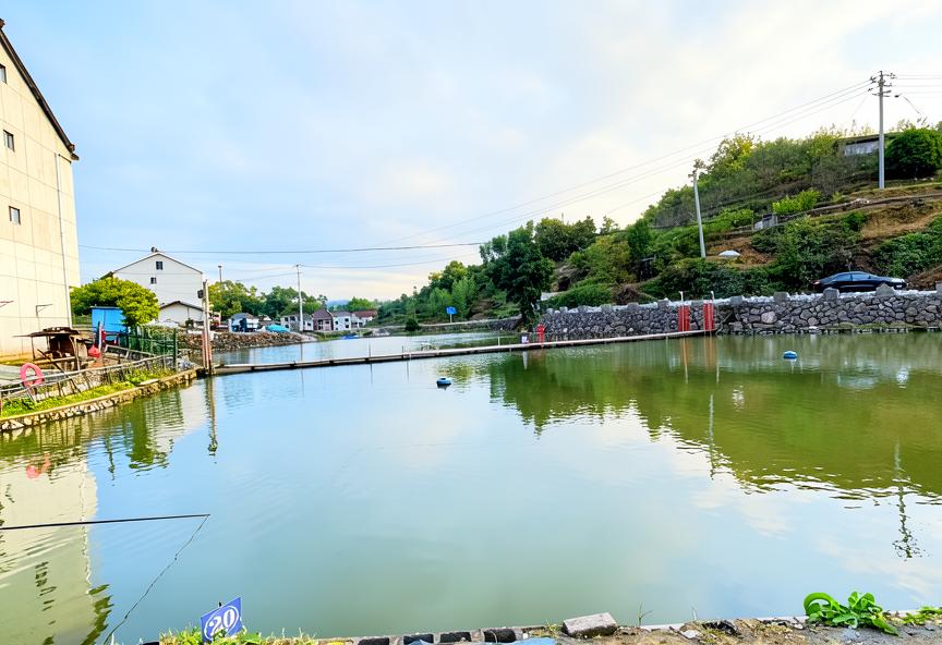 花街休闲垂钓园钓场环境照片