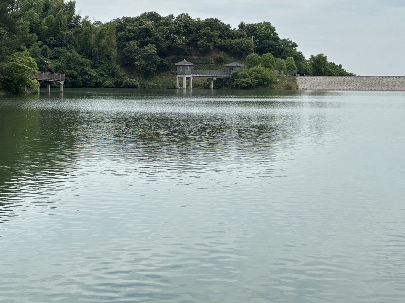 天空镜矿坑大物垂钓园钓场环境照片